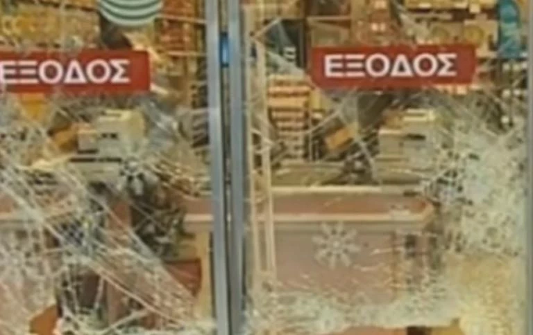 Θεσσαλονίκη: Μπούκαραν με αυτοκίνητο σε σούπερ μάρκετ – Η λεία των δραστών προκάλεσε έκπληξη (βίντεο)
